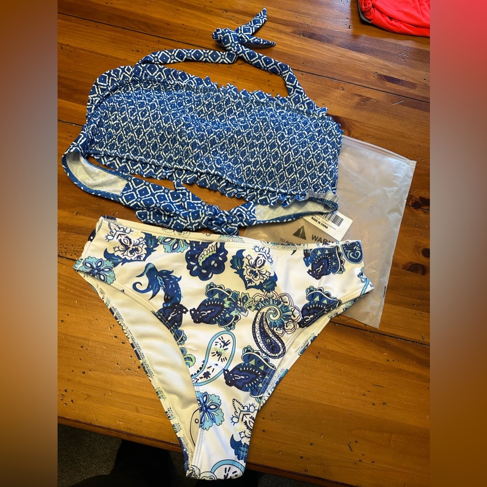 NEW NWT Medium Blue and White Paisley Bikini Set. Removable pads.